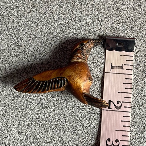 Wooden Carved Hummingbird Brooch Signed M.W - Picture 6 of 6